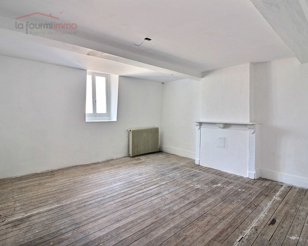 Givet (Fr) - Immeuble en centre-ville divisé en deux logements - 0 0009