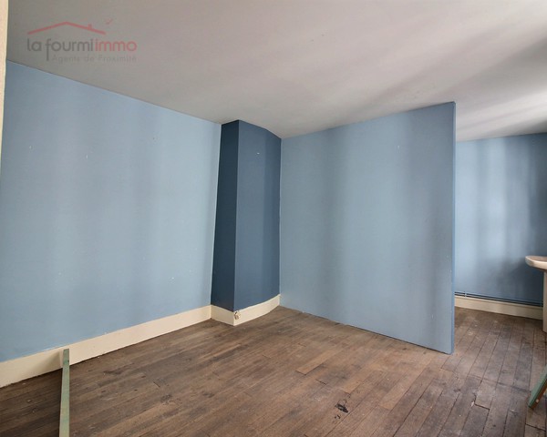 Givet (Fr) - Immeuble en centre-ville divisé en deux logements - 0 0005