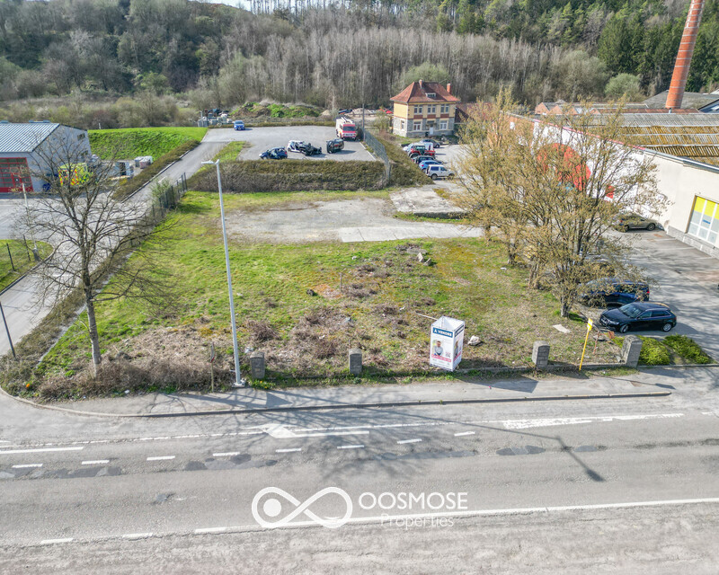 Terrain idéalement situé commercialement - Dji 0052-2