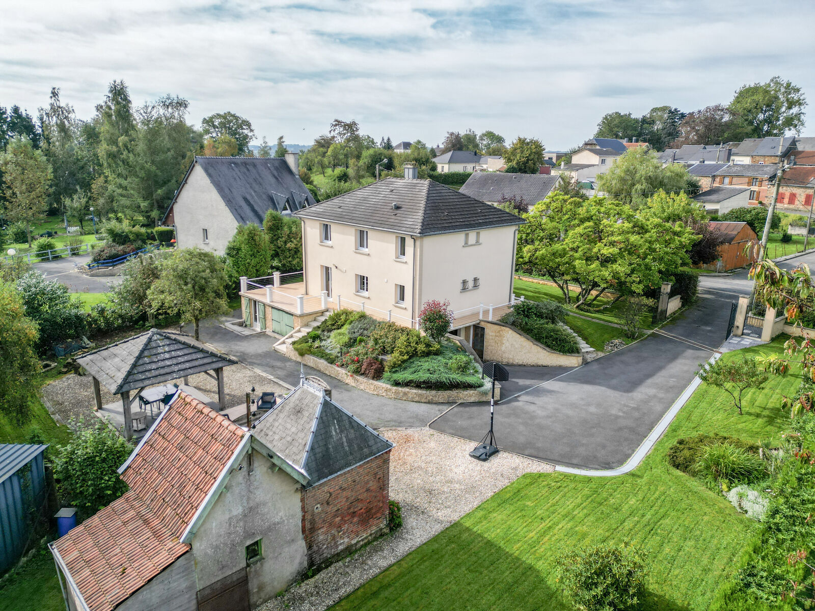 France/15' frontière - Villa de 2000 av 4ch et garage sur 19a 55ca - Dji 0146-2