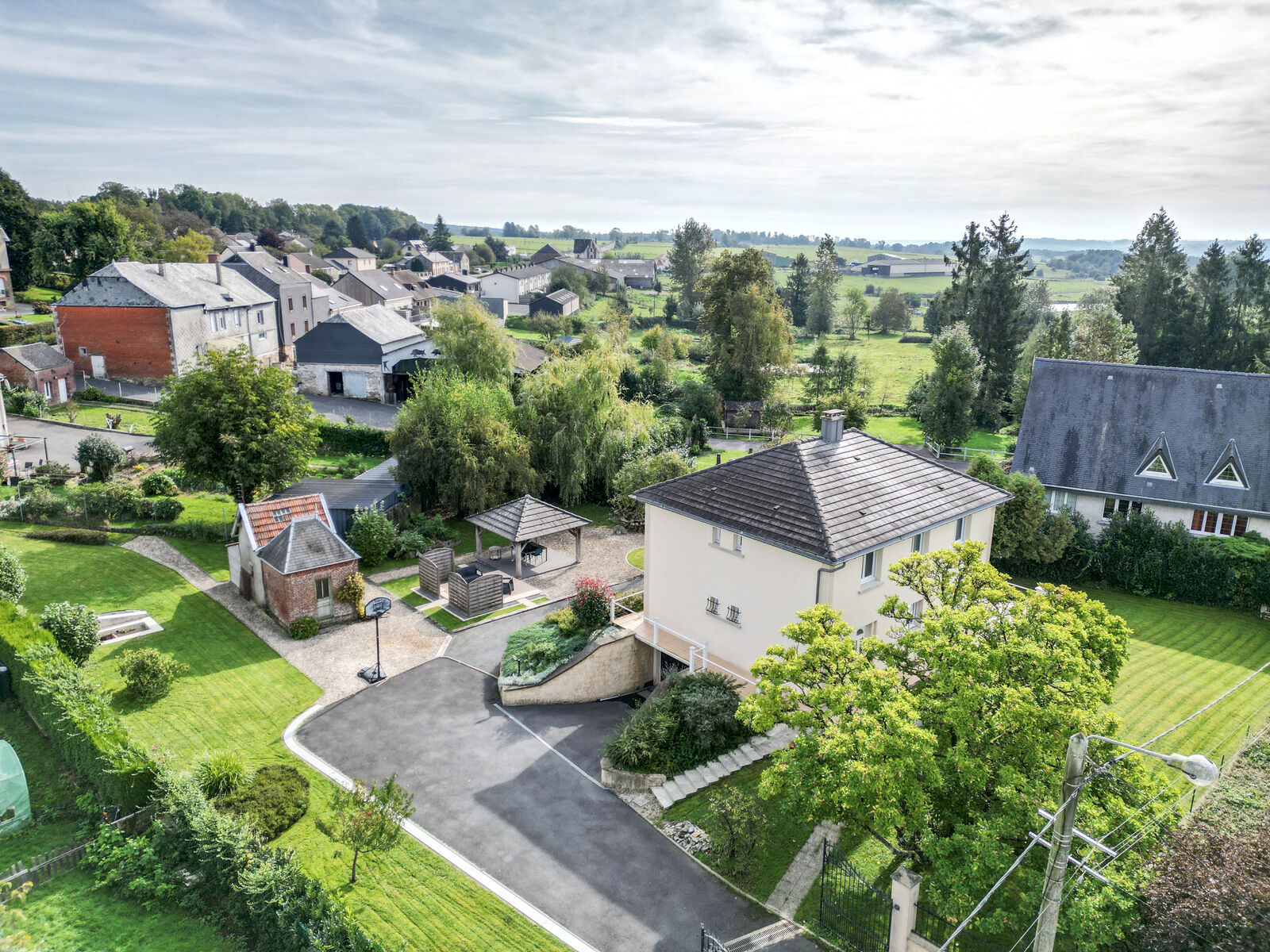 France/15' frontière - Villa de 2000 av 4ch et garage sur 19a 55ca - Dji 0149-2