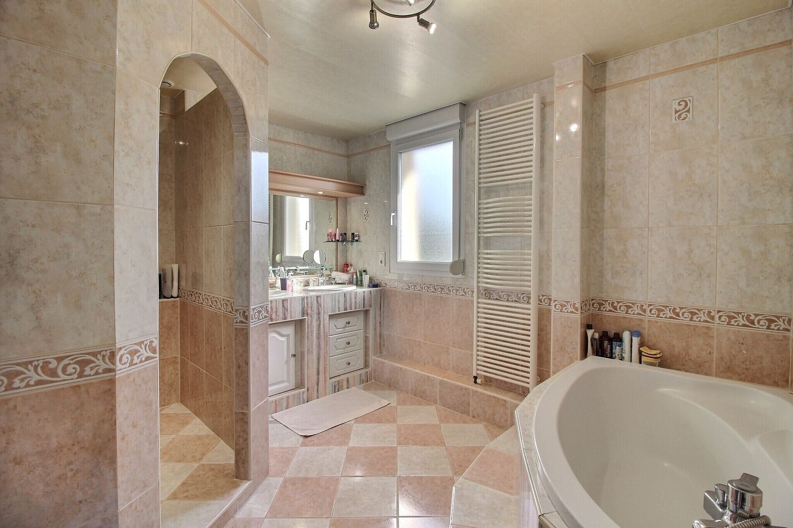 France/15' frontière - Villa de 2000 av 4ch et garage sur 19a 55ca - 0 0002