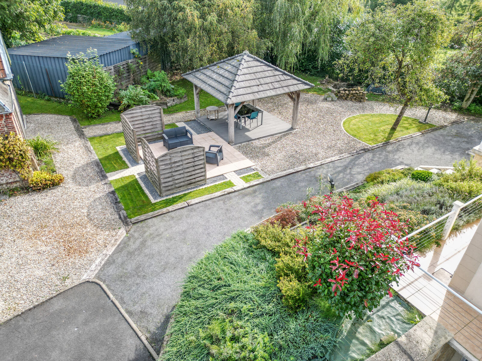 France/15' frontière - Villa de 2000 av 4ch et garage sur 19a 55ca - Dji 0157-2