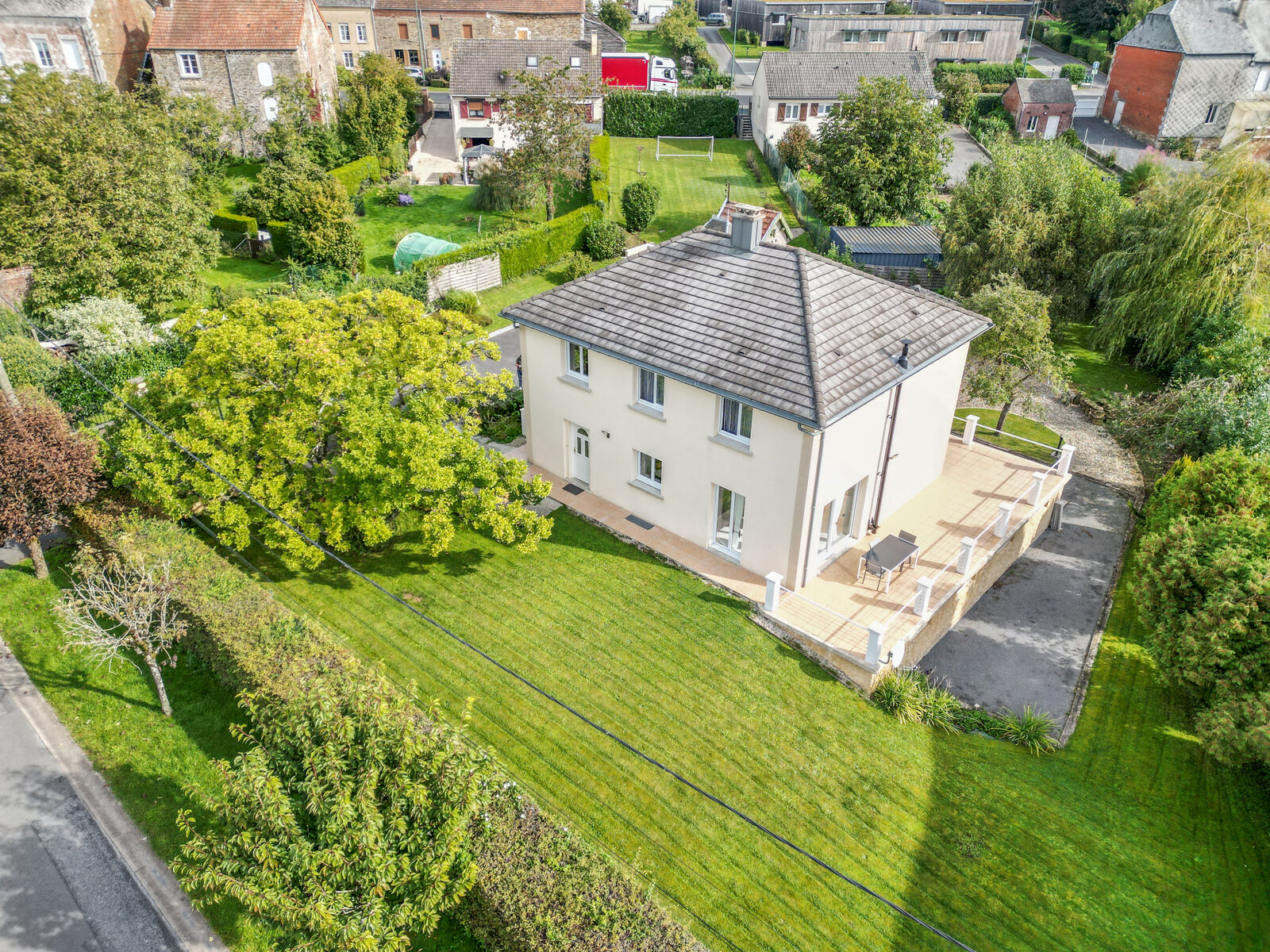 France/15' frontière - Villa de 2000 av 4ch et garage sur 19a 55ca - Dji 0151-2