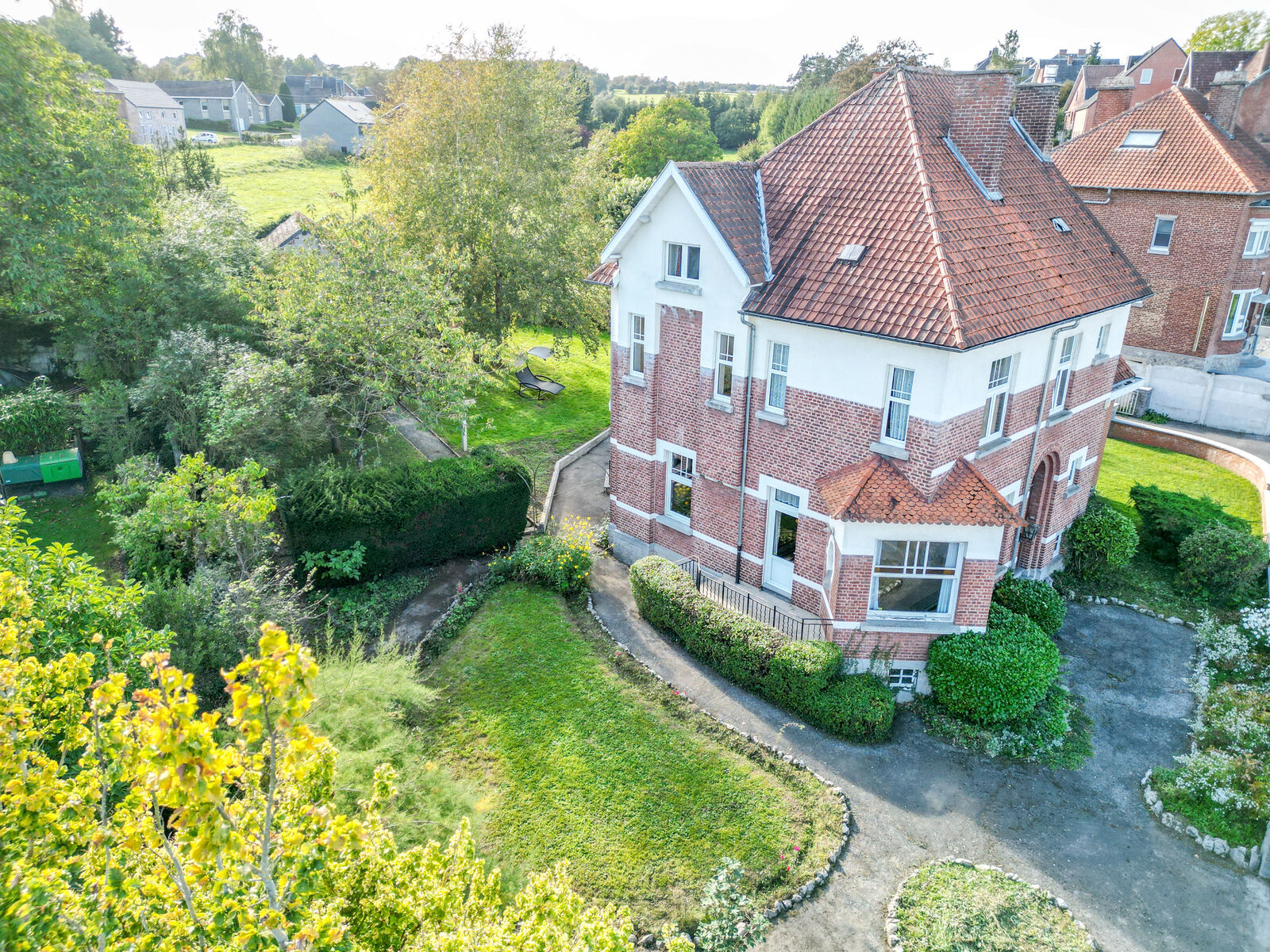 Maison 4ch avec +/- 16a de terrain, proche du centre - Dji 0168-2