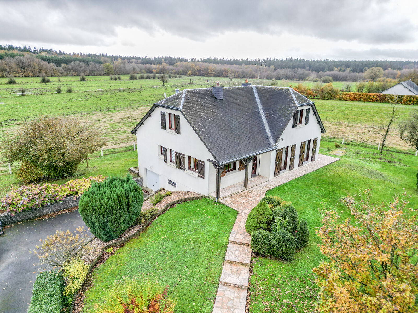 France/15' Belg. - Villa plain-pied 4ch av garage, prox. Lacs  - Dji 0179-2