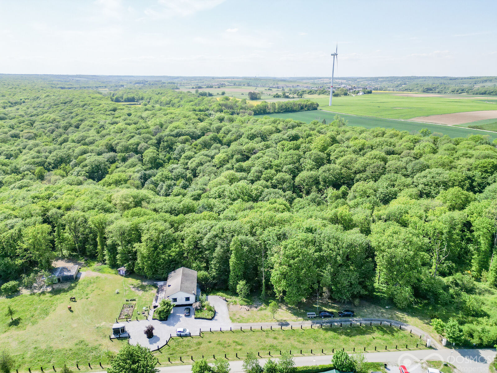 Villa plain-pied sur 75a avec garages - Dji 0470-2