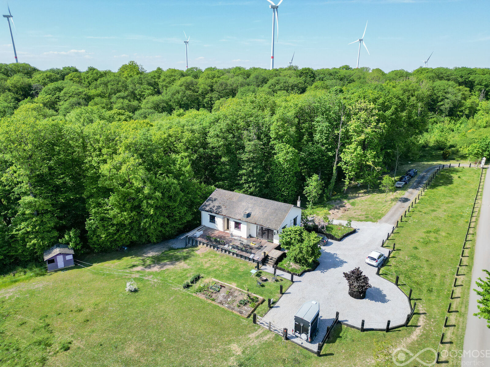 Villa plain-pied sur 75a avec garages - Dji 0474-2