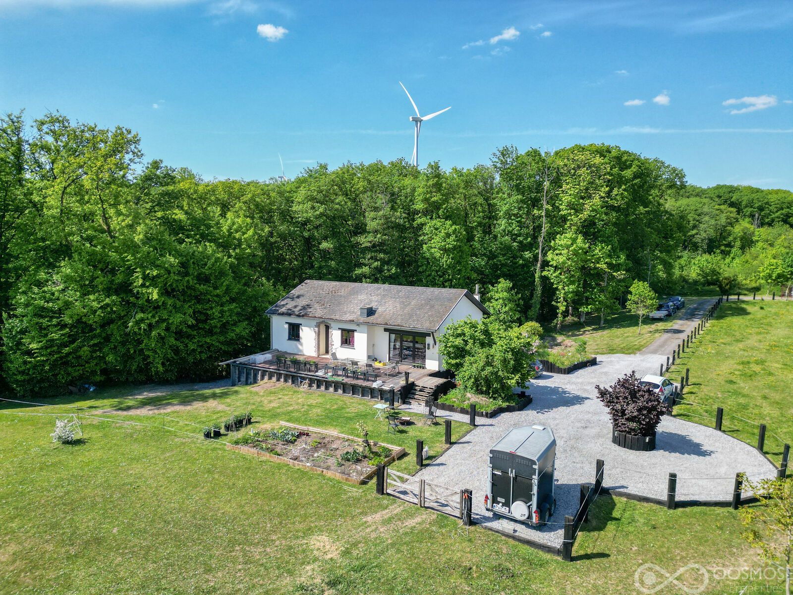 Villa plain-pied sur 75a avec garages - Dji 0463-2