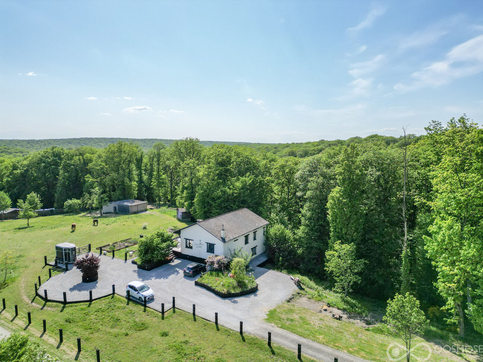 Villa plain-pied sur 75a avec garages - Dji 0465-2