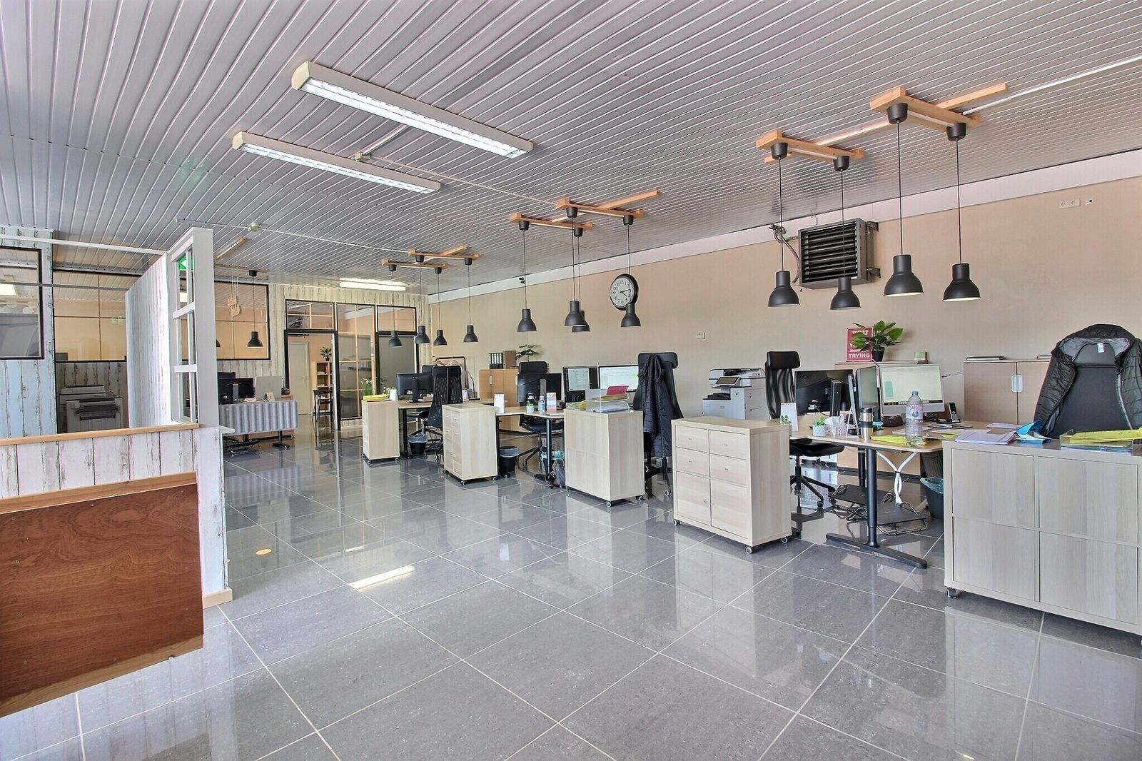 Surface commerciale 240m² dans zoning commercial - 0 0007