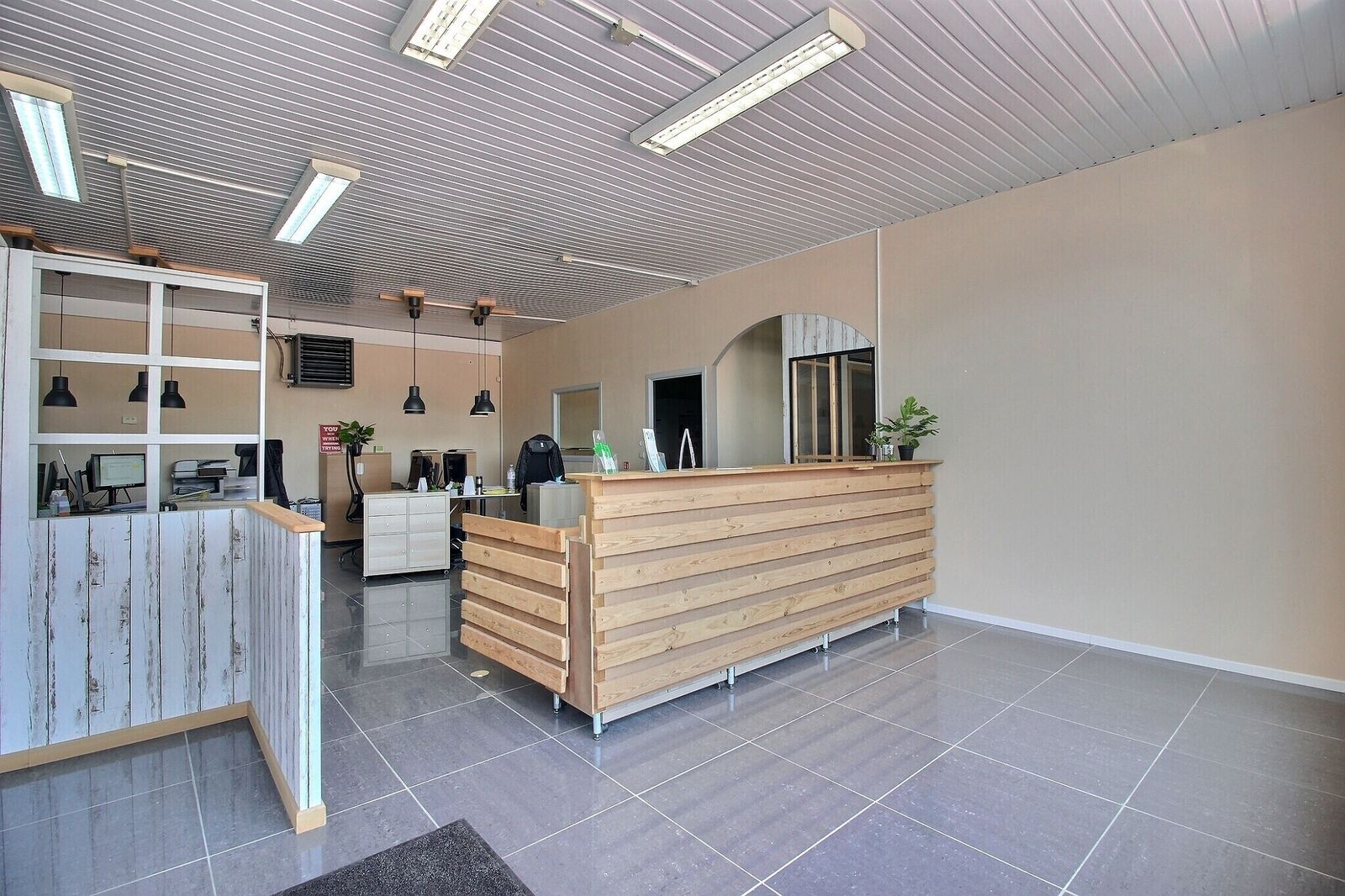 Surface commerciale 240m² dans zoning commercial - 0 0008