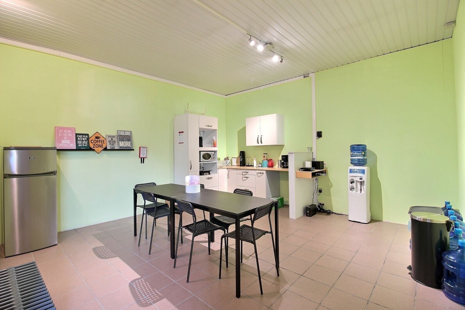 Surface commerciale 240m² dans zoning commercial - 0 0009
