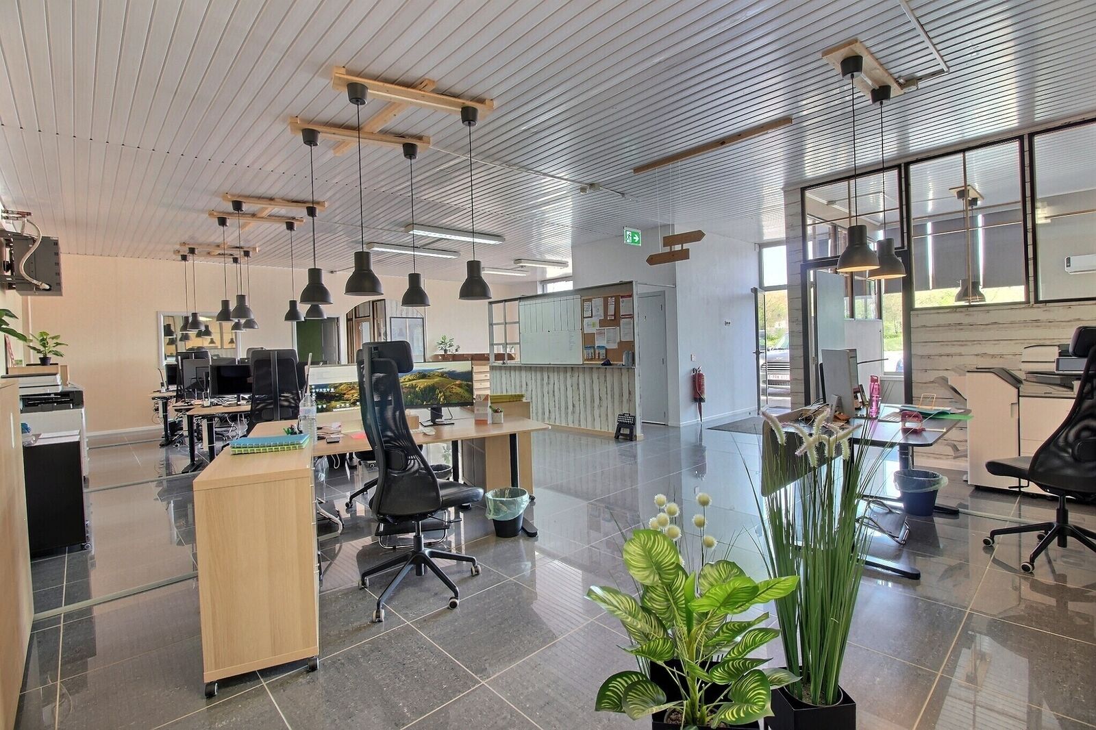 Surface commerciale 240m² dans zoning commercial - 0 0006
