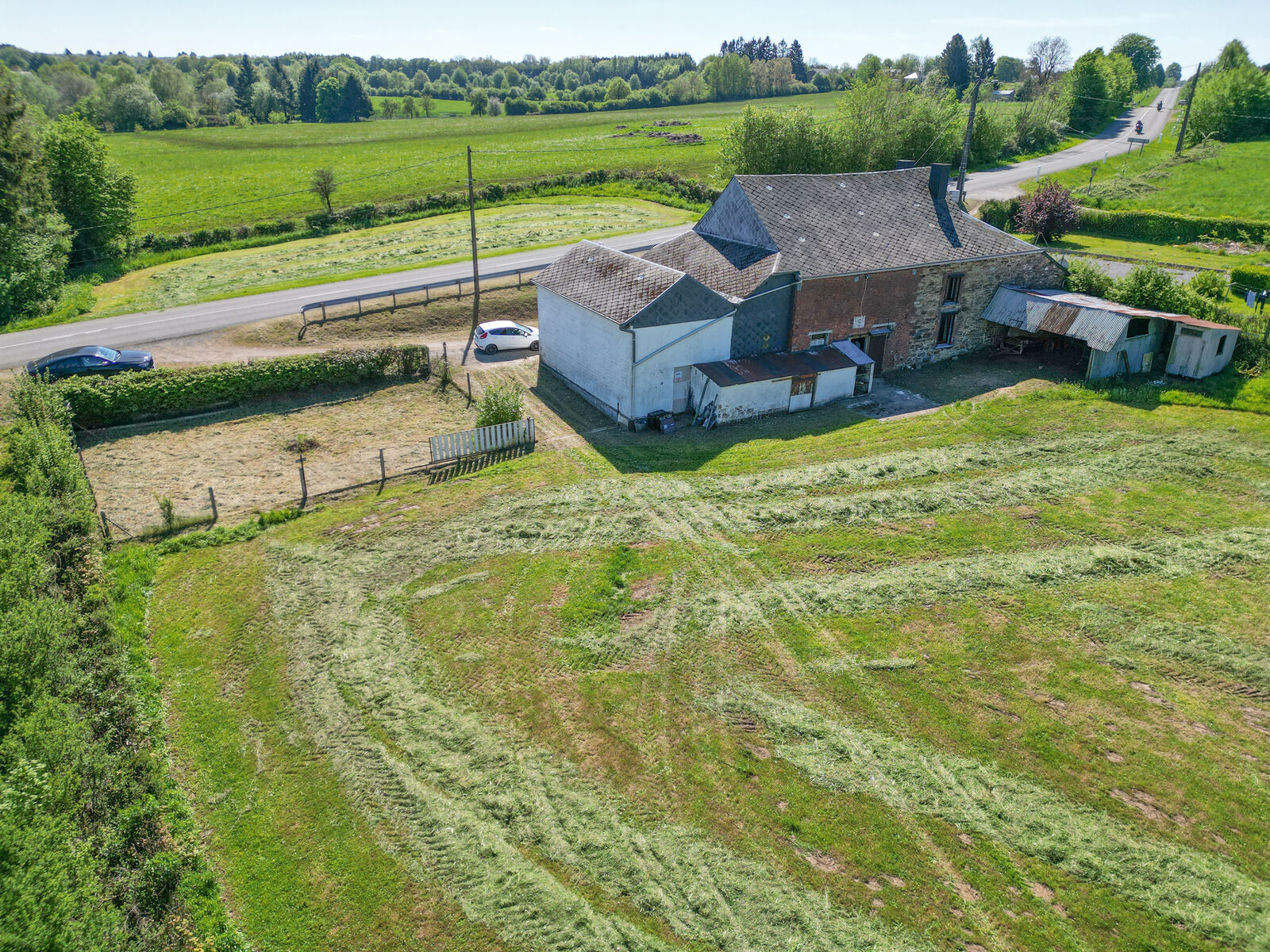 France/2' Belg. - Ancienne fermette avec garages, étable et granges sur 2 hectares - Dji 0221-2