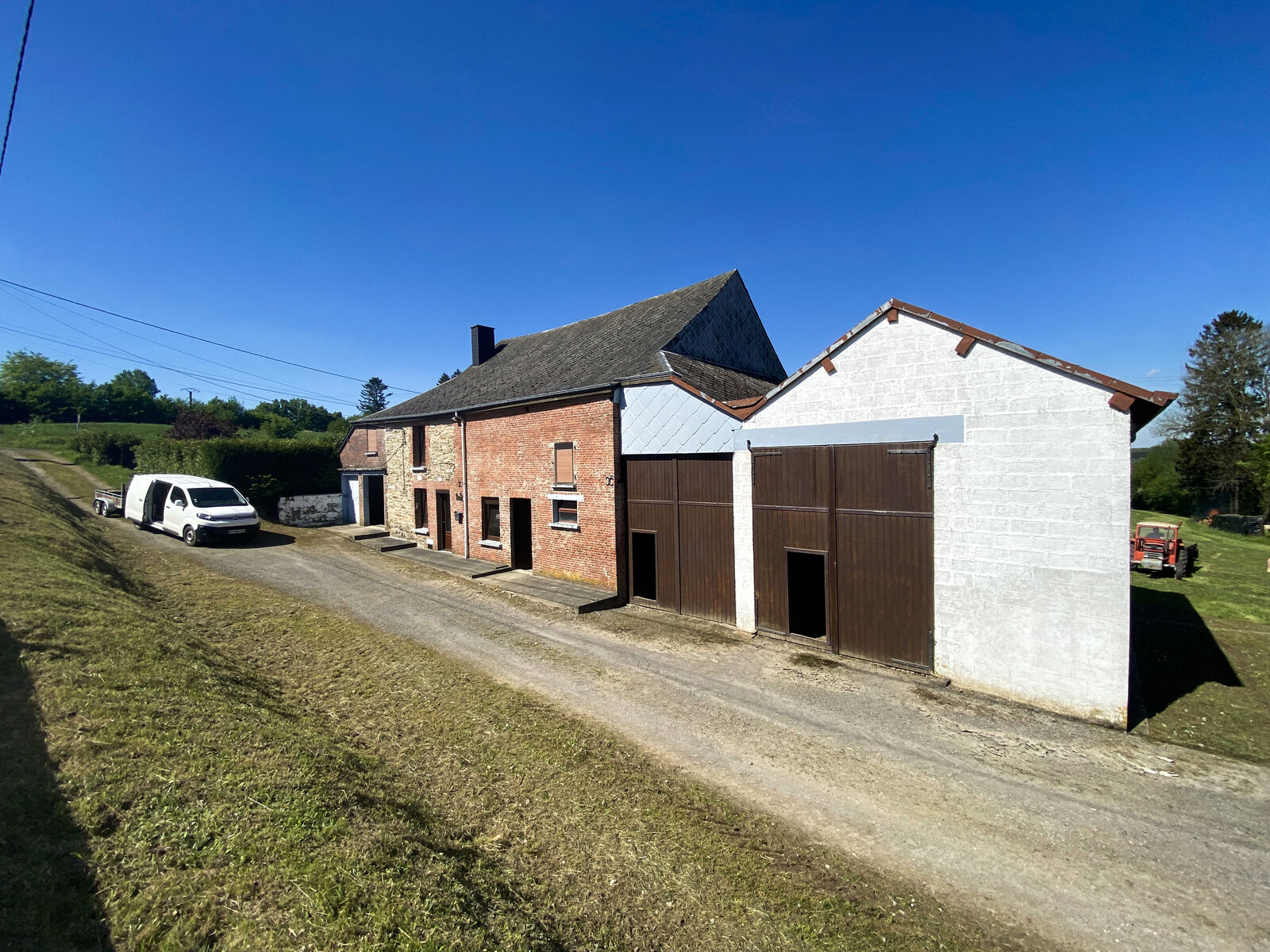 France/2' Belg. - Ancienne fermette avec garages, étable et granges sur 2 hectares - Img 1569-2