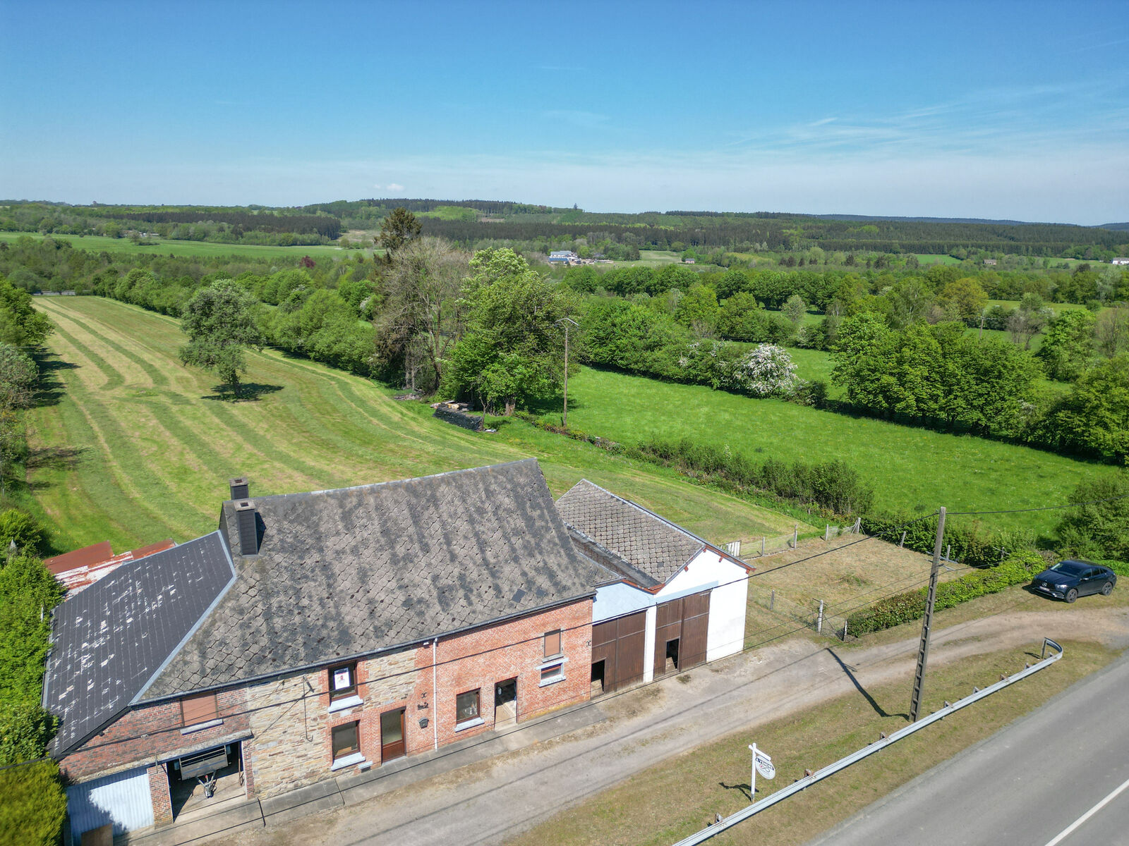 France/2' Belg. - Ancienne fermette avec garages, étable et granges sur 2 hectares - Dji 0234-2