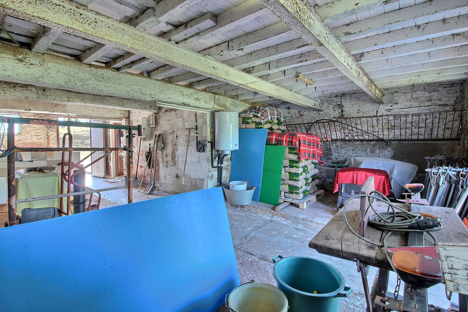 France/2' Belg. - Ancienne fermette avec garages, étable et granges sur 2 hectares - 0 0009-2