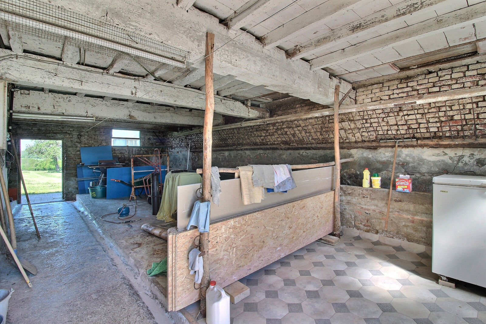 France/2' Belg. - Ancienne fermette avec garages, étable et granges sur 2 hectares - 0 0008-2