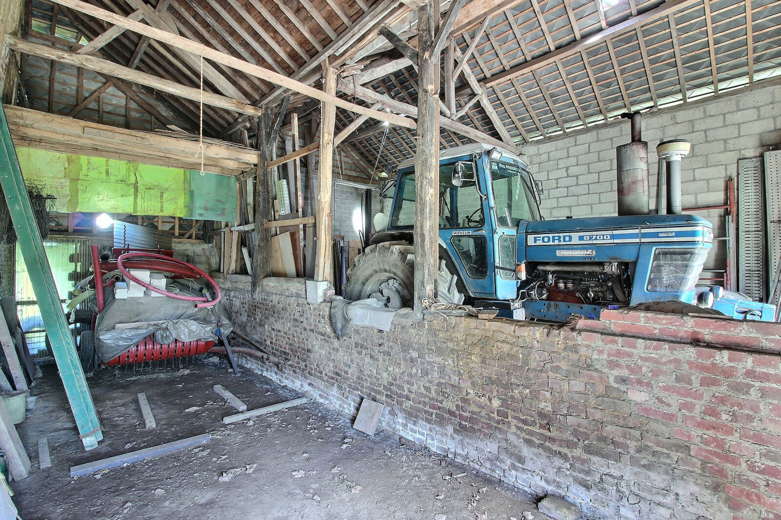 France/2' Belg. - Ancienne fermette avec garages, étable et granges sur 2 hectares - 0 0010-2