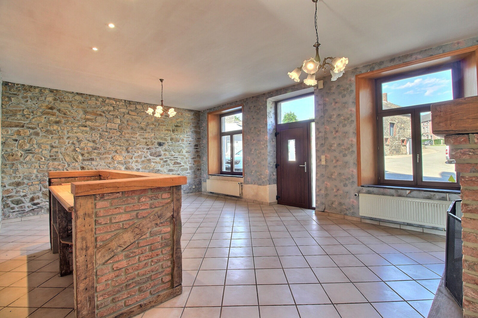 Maison 3ch+ avec Cour & Garage   - 0 0009-2