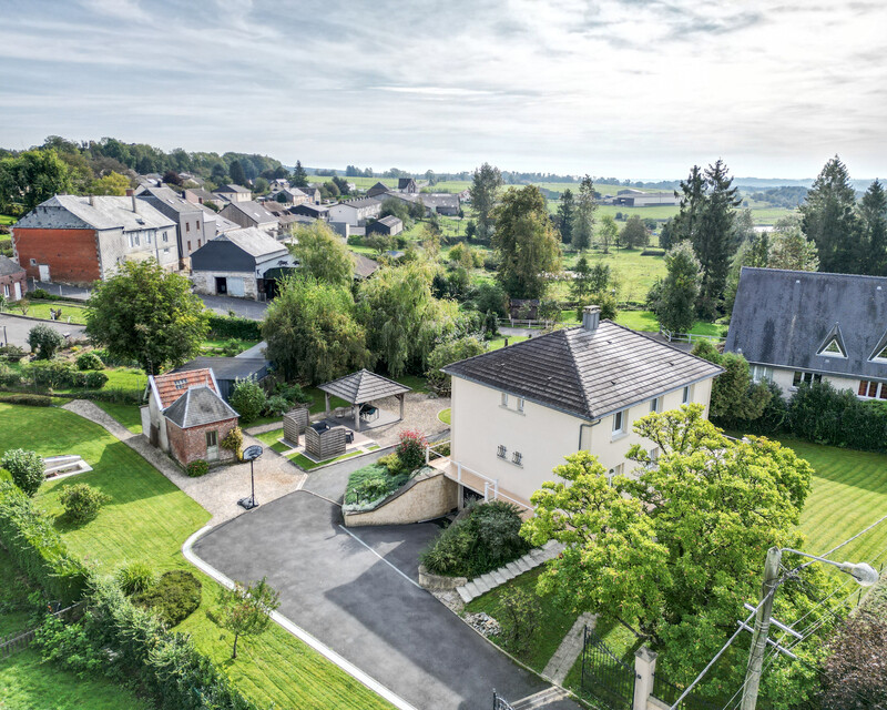 France/15' frontière - Villa de 2000 av 4ch et garage sur 19a 55ca - Dji 0149-2