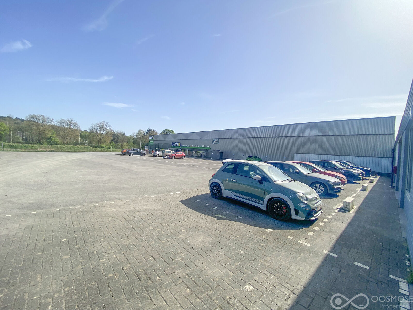 Surface commerciale 240m² dans zoning commercial - Img 1179-3