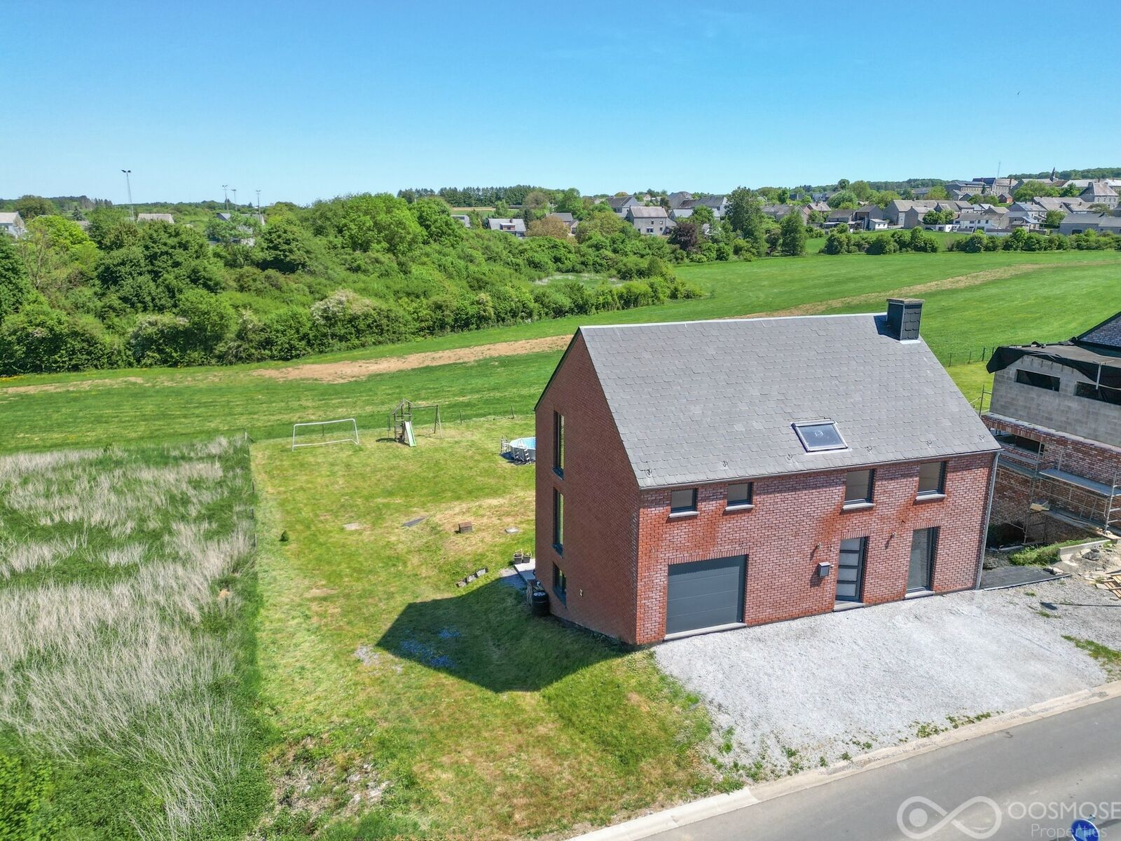 Villa de 2013 avec garage et terrain  - Dji 0490-2