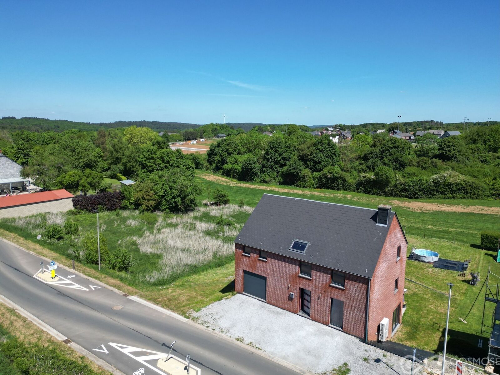 Villa de 2013 avec garage et terrain  - Dji 0488-2