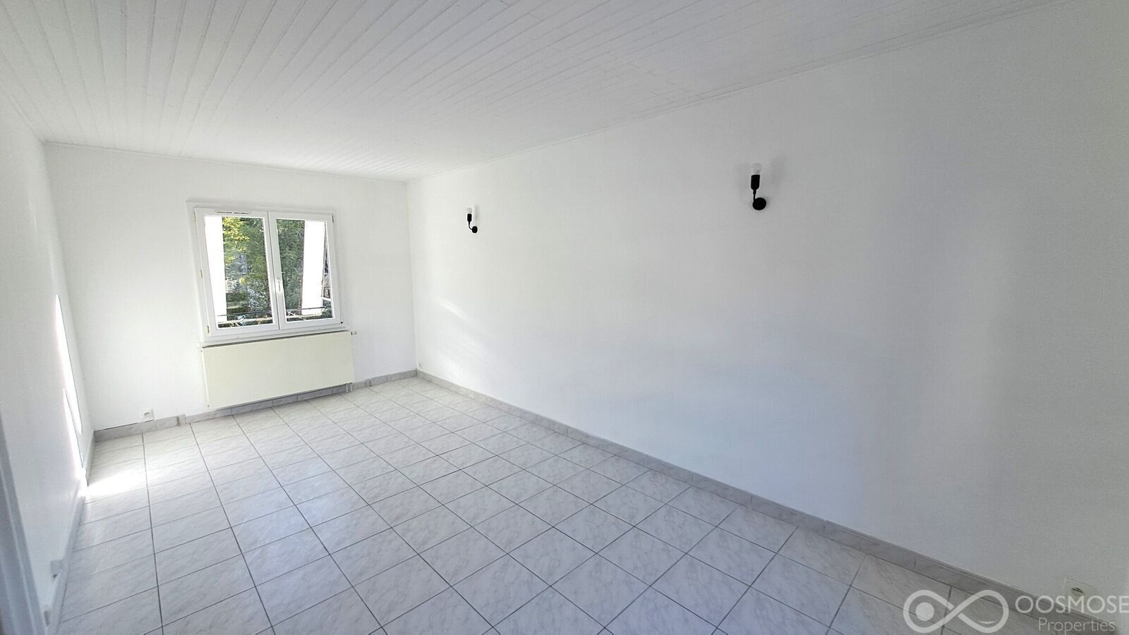 Maison rénovée avec garage et jardin - 2