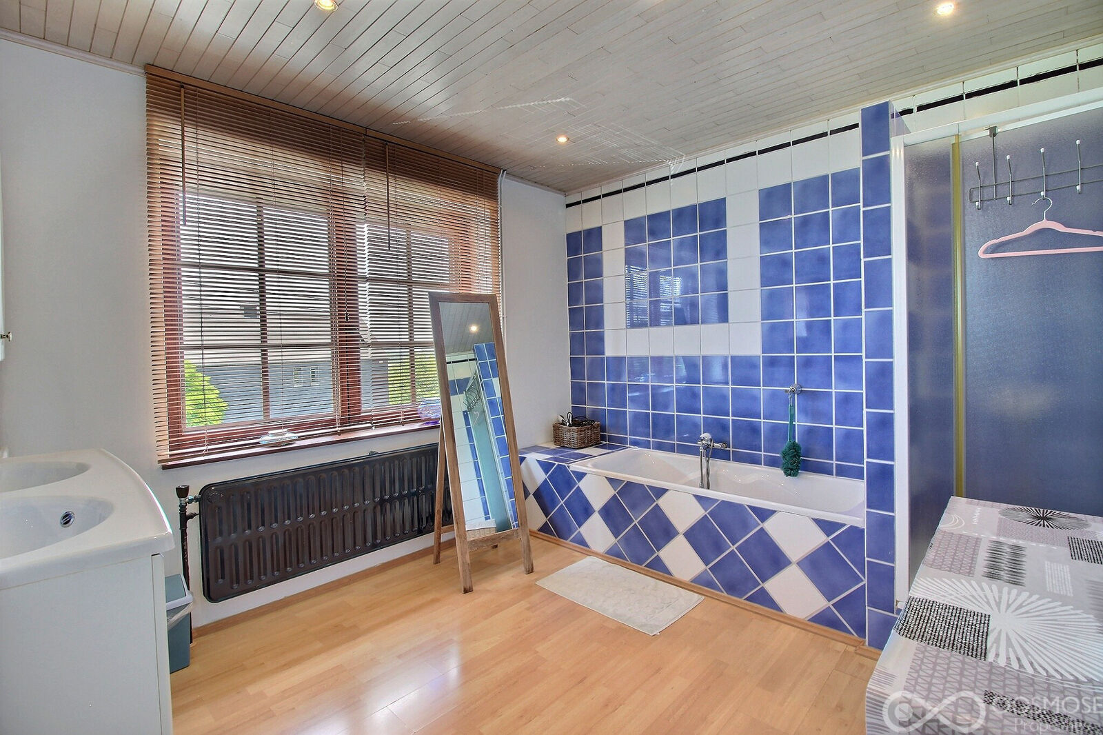 Villa 3-4 ch sur 7a 31ca  - 0 0005-2