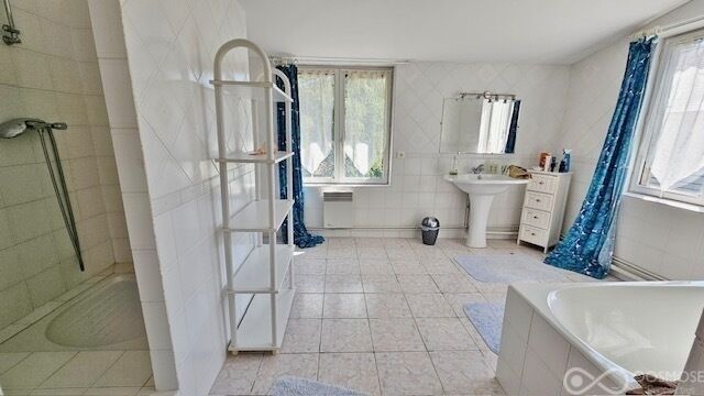 Propriété d'exception au bord de la Meuse avec une vue panoramique - Sdb3