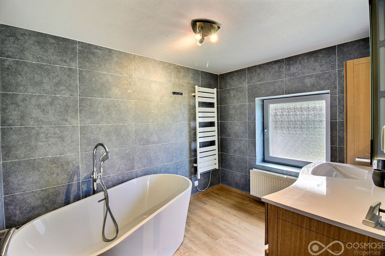 Maison en pierre de 235 m² avec jardin - 0 0010-2