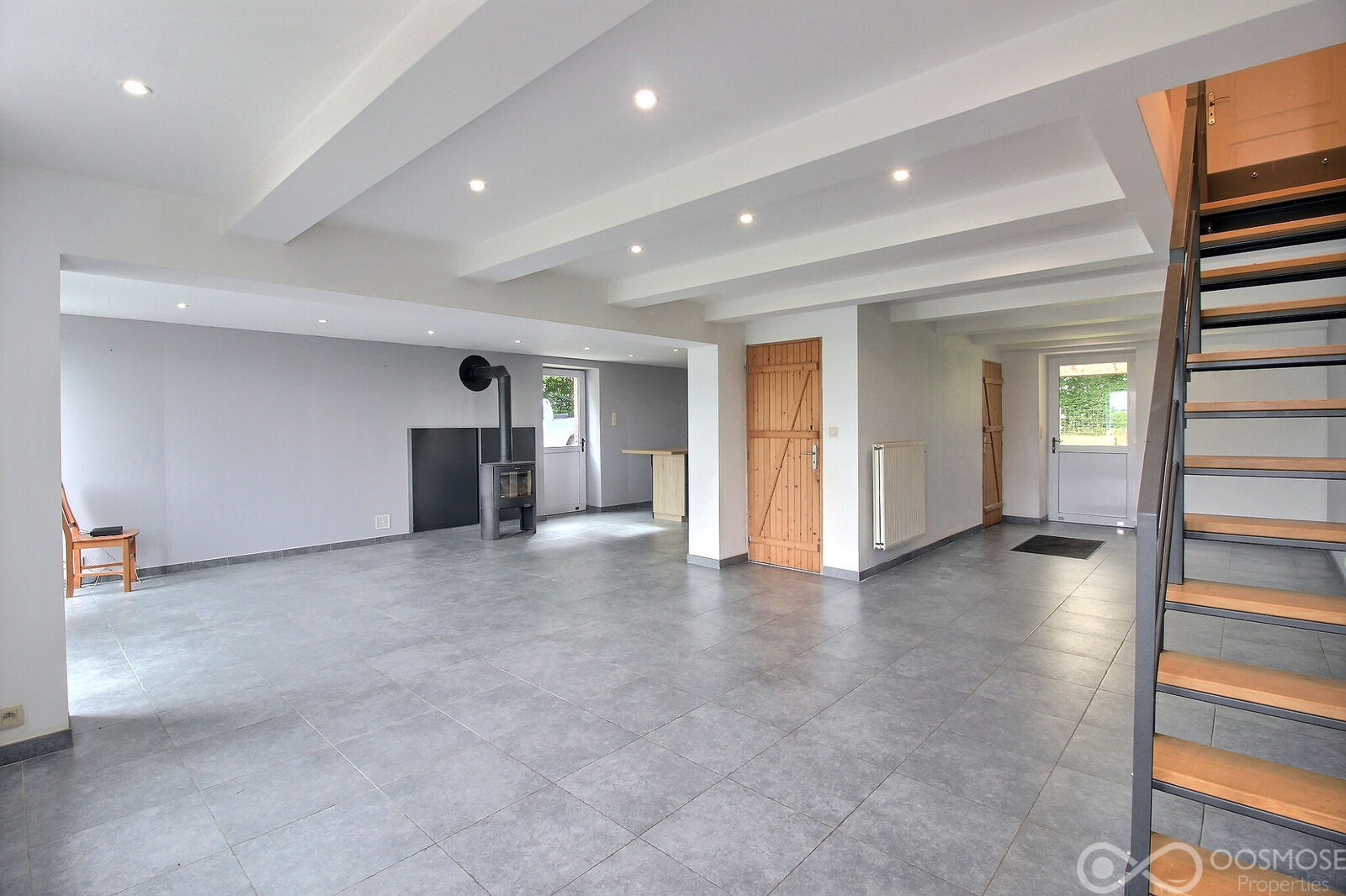 Maison en pierre de 235 m² avec jardin - 0 0005-2