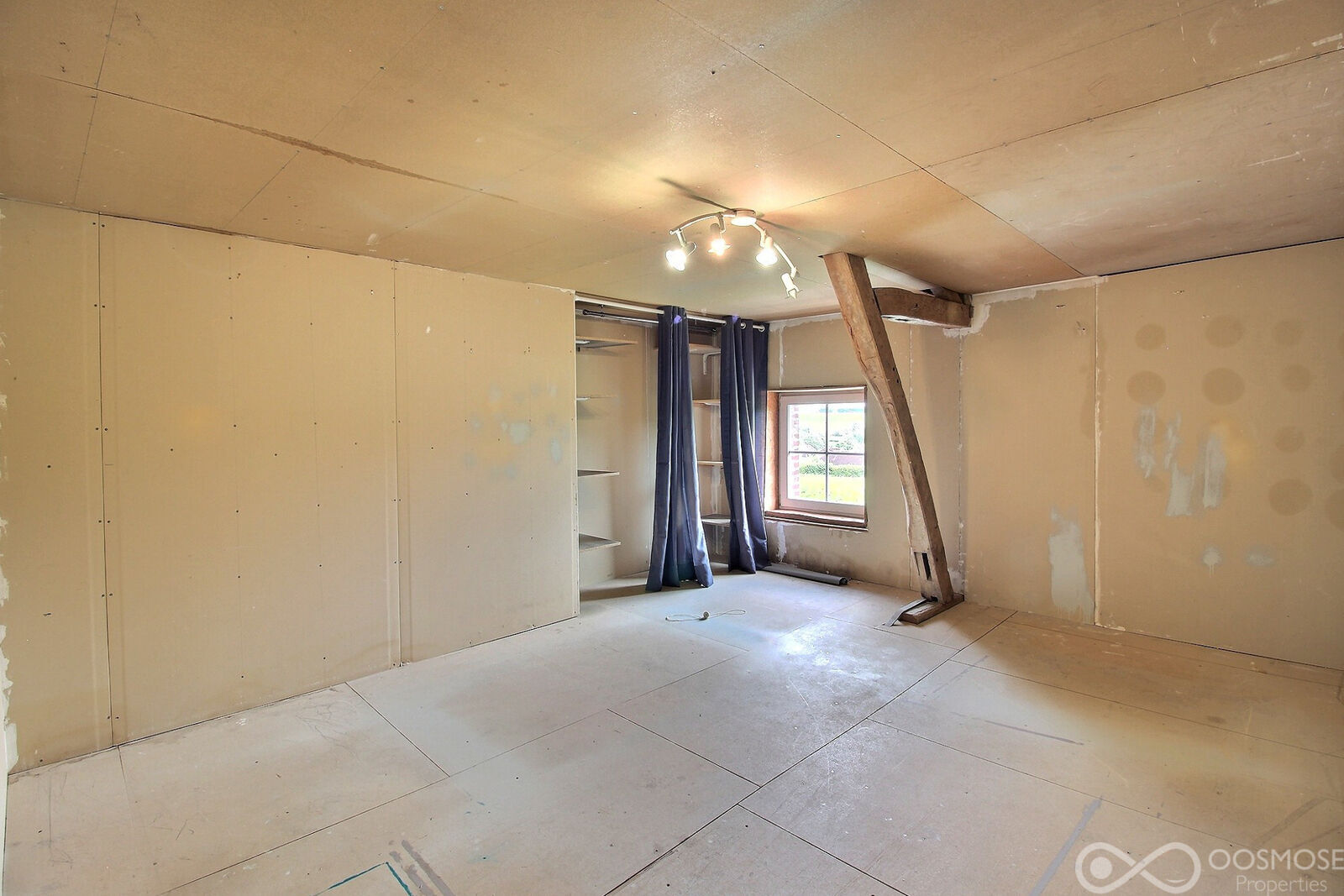 Maison en pierre de 235 m² avec jardin - 0 0012-2