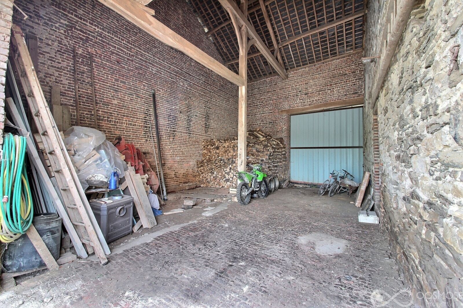 Ancien corps de ferme de 150 m² avec nombreuses dépendances et jardin - 0 0005
