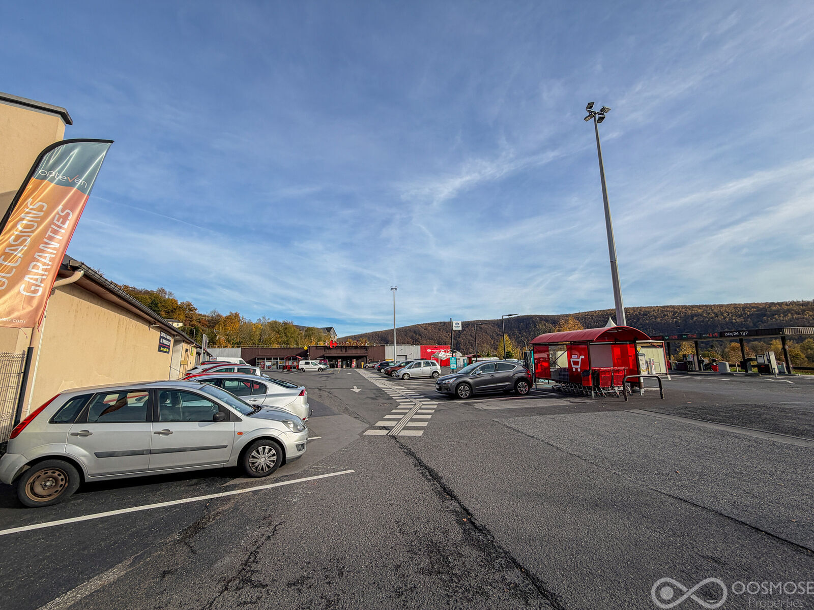 Murs et Fonds de commerce de 550 m² pour tout types d'activités - Final-83