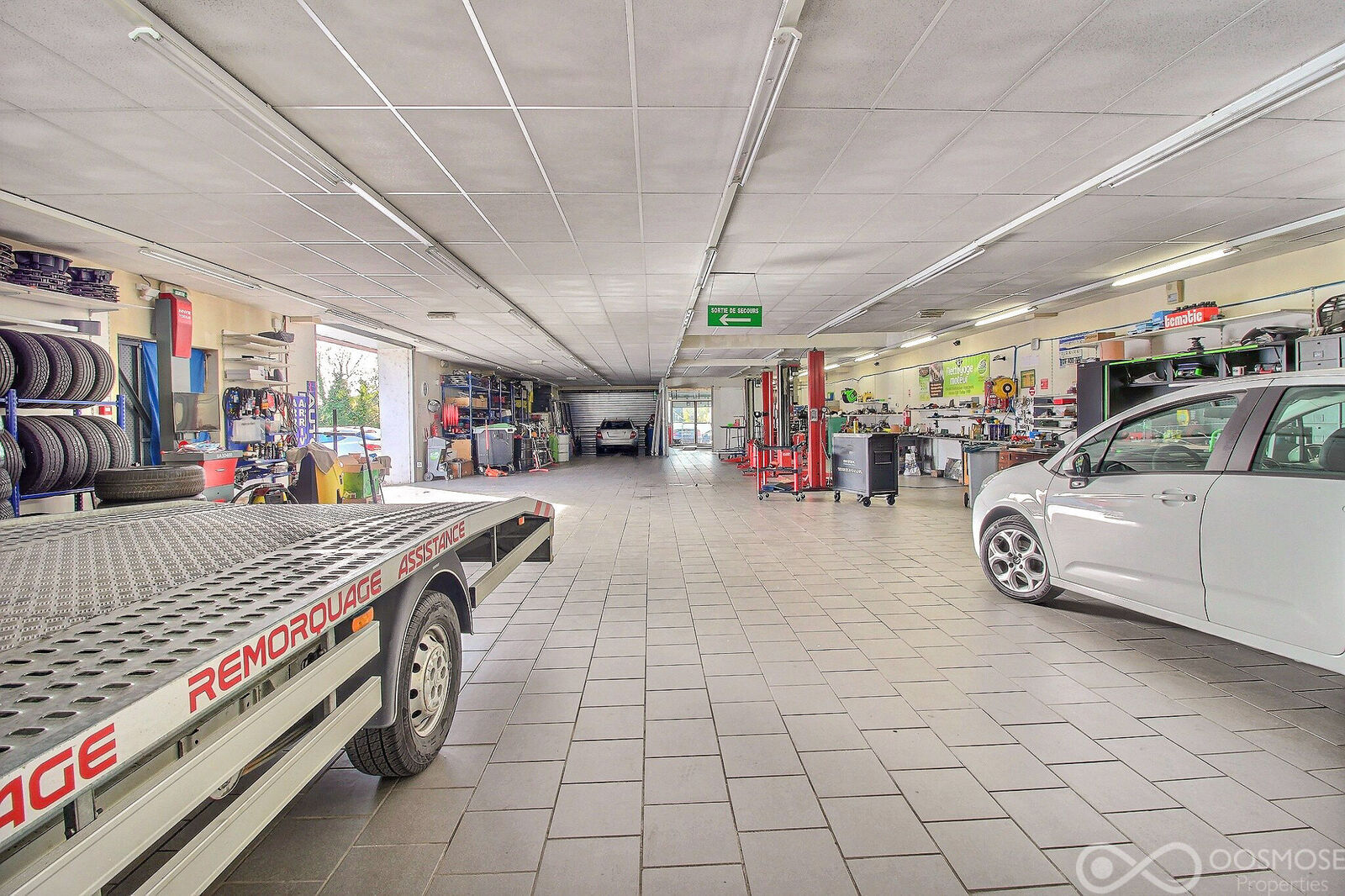 Murs et Fonds de commerce de 550 m² pour tout types d'activités - Final-74