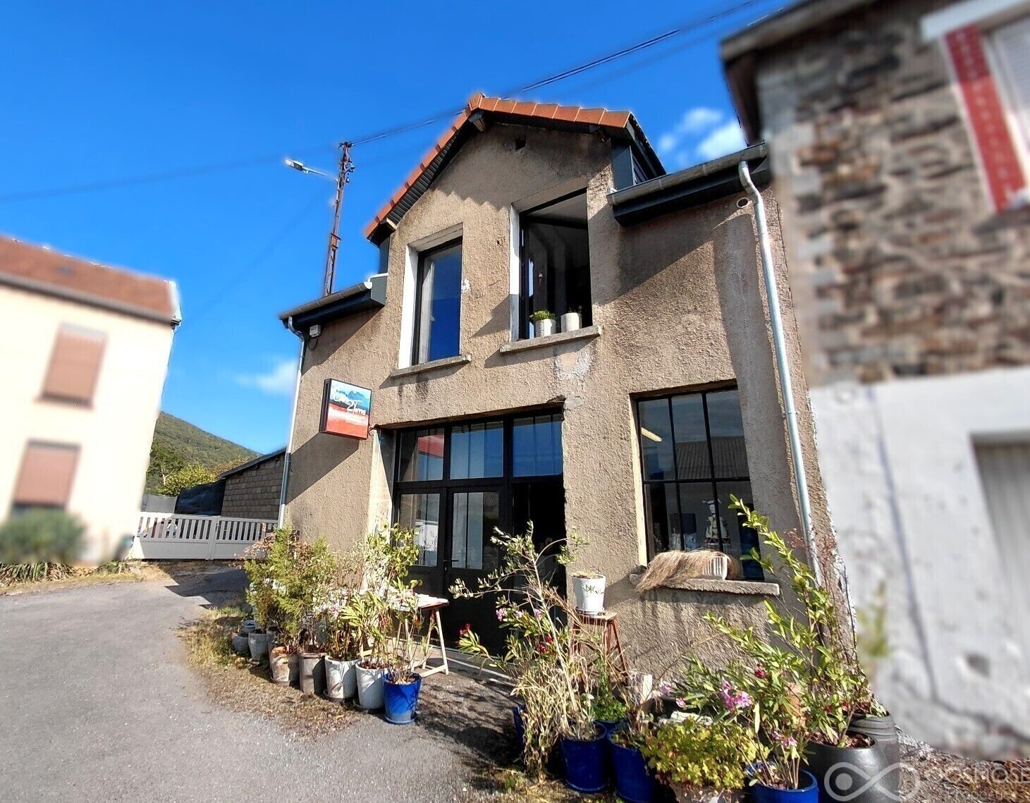 Maison avec atelier sur une surface totale d'environ 161 m² - 20260720 183736 resized