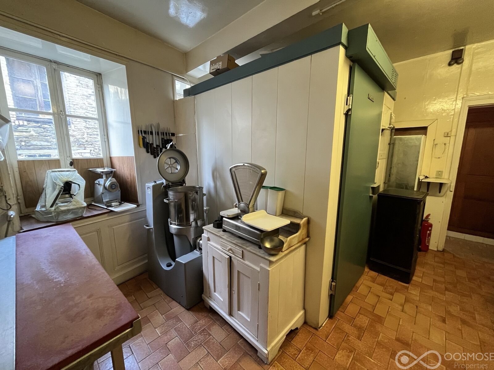 Ancienne boucherie équipée avec logement et bâtiment annexe - Img 7728